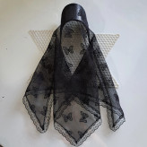 مینی اسکارف نقابدار سه گوش گیپور مشکی ابعاد 68 در 68 سانتی متر