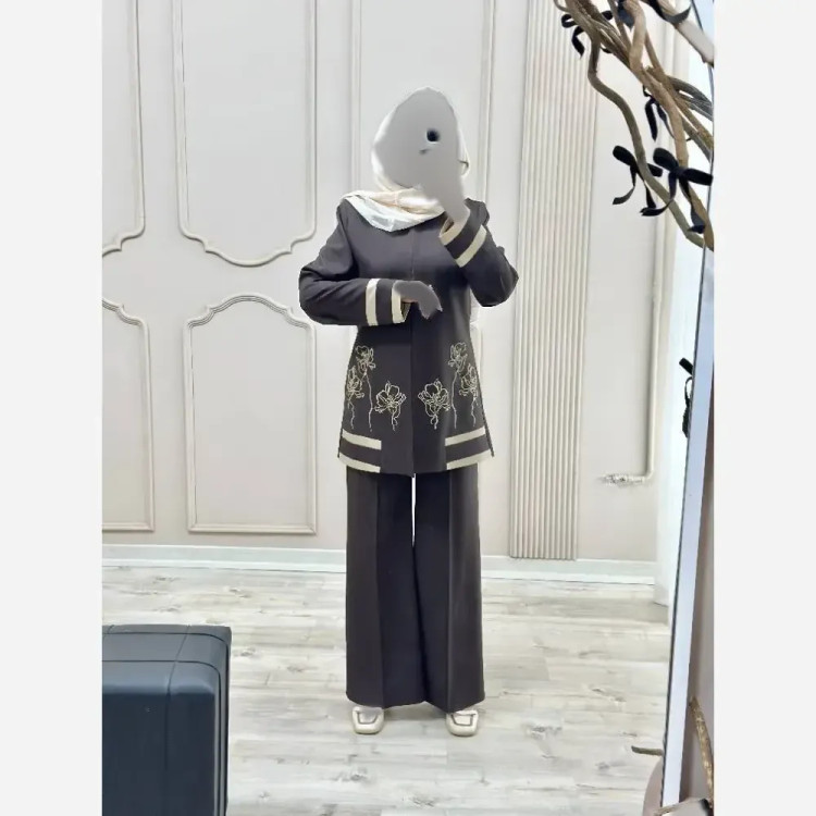 کت شلوار گلدوزی مدل رویا بزایاق اعلا زنانه در رنگبندی مشکی، سرمه ای، کرم، قهوه ای و سایزبندی 38 تا 50