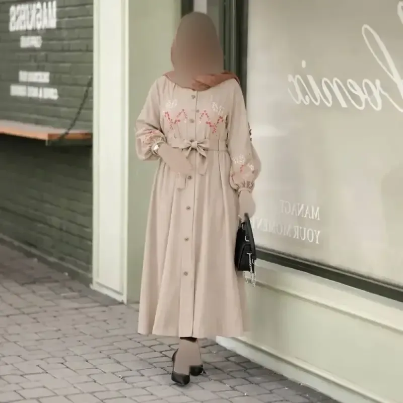 پیراهن گلدوزی نگار جنس شانتون فری سایز همراه کمربند رنگ نسکافه ای و کرم خاکی